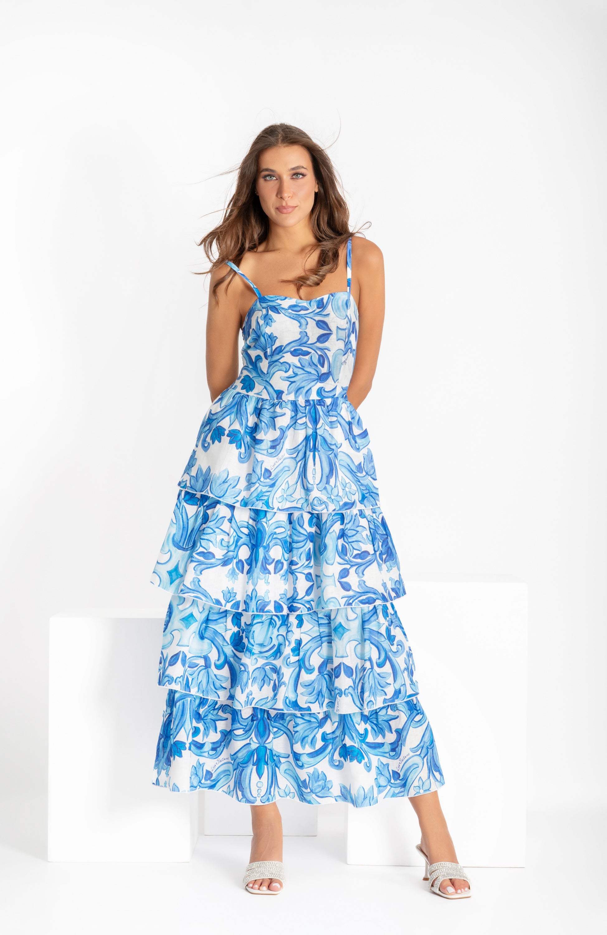 Abito Luana lungo a balze con corpetto e bretelle regolabili in lino stampa pittura blu