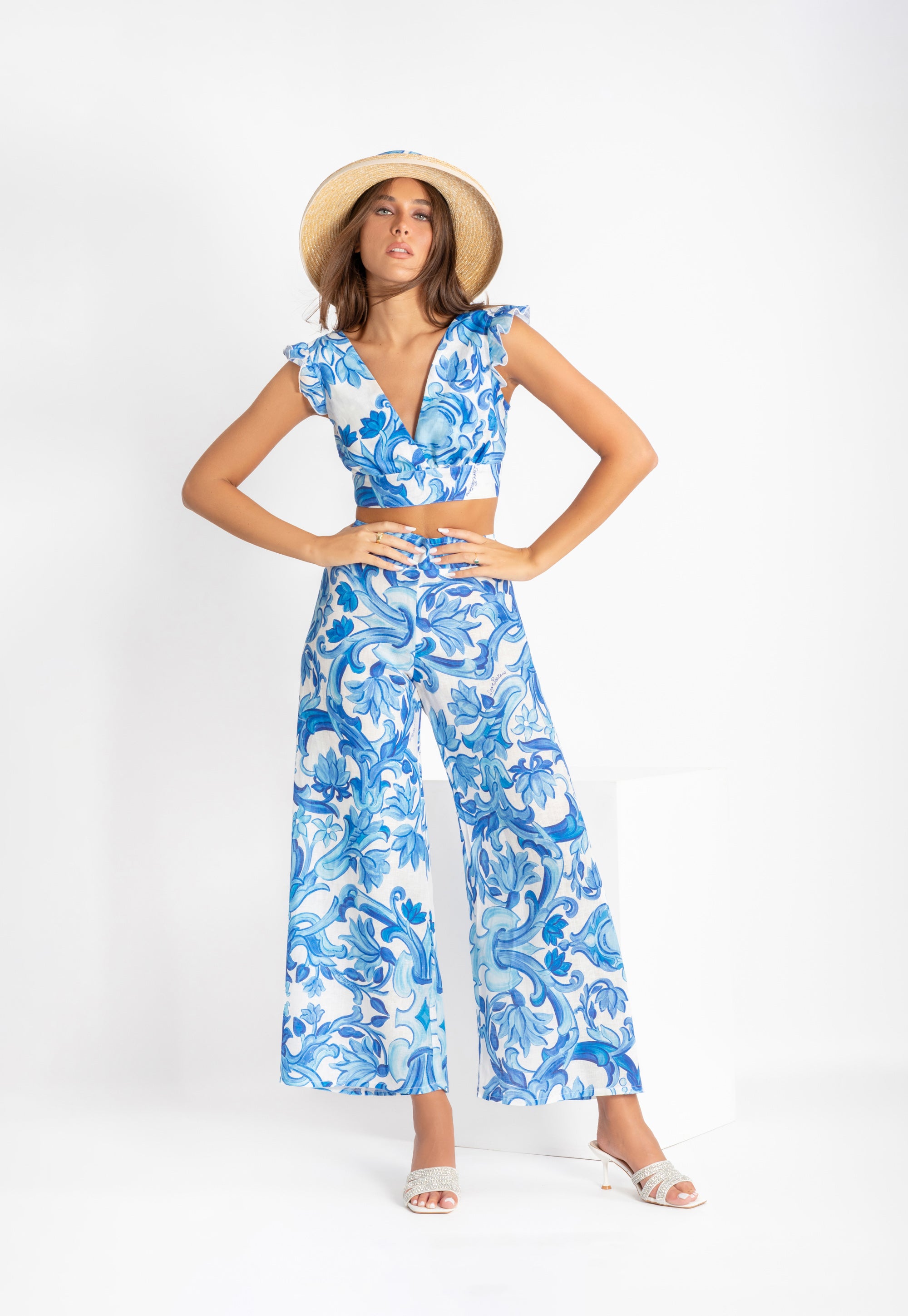 Completo top Pinacolada con nodo e pantaloni Maira in lino stampa pittura blu