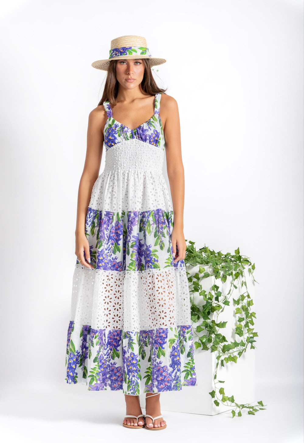 Langes zweifarbiges Strandkleid aus Leinen und Lochspitze mit Glyzinien-Print in Lila