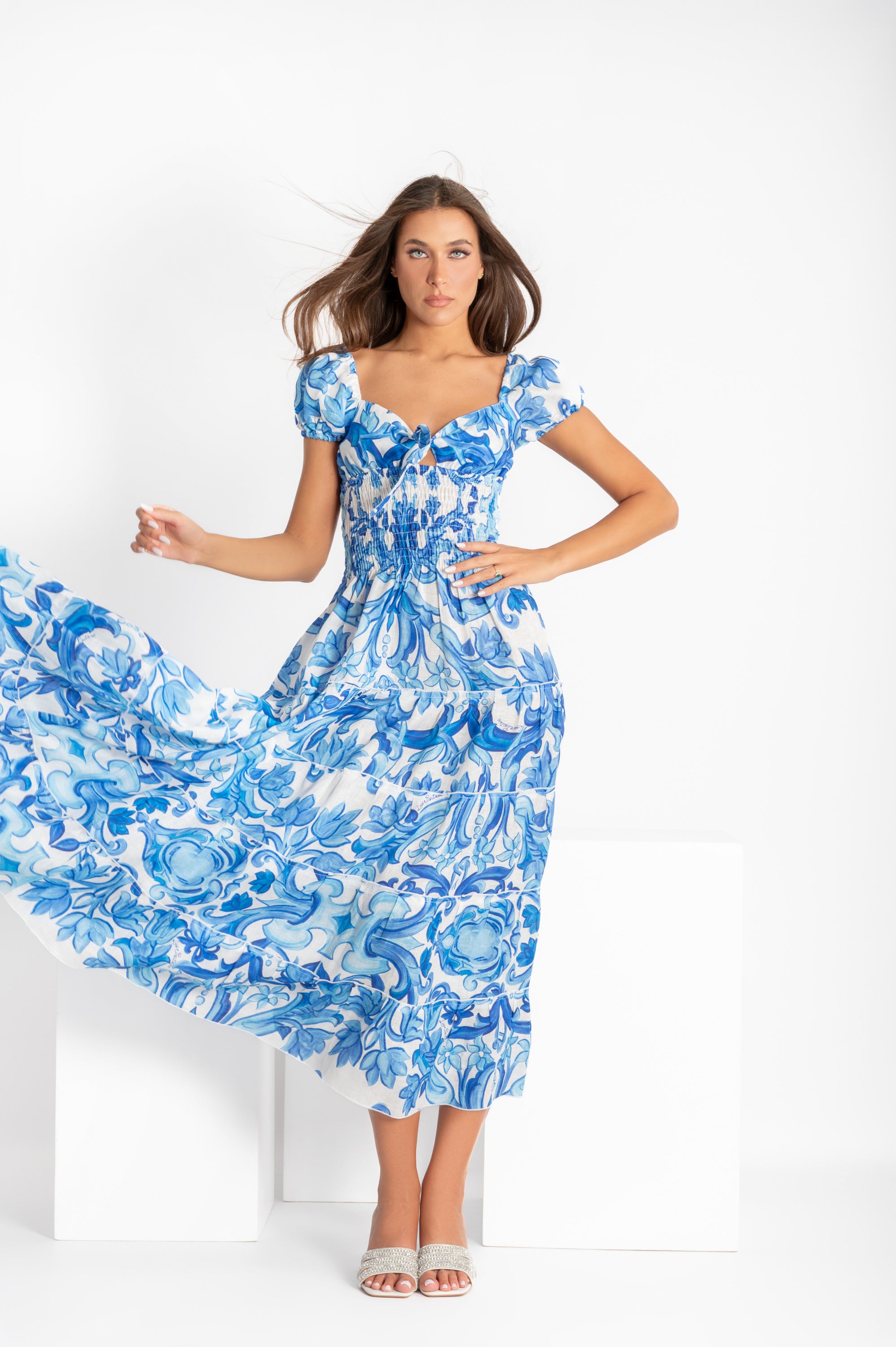 Long Fresella dress with short sleeves and bow in blue painting print linen