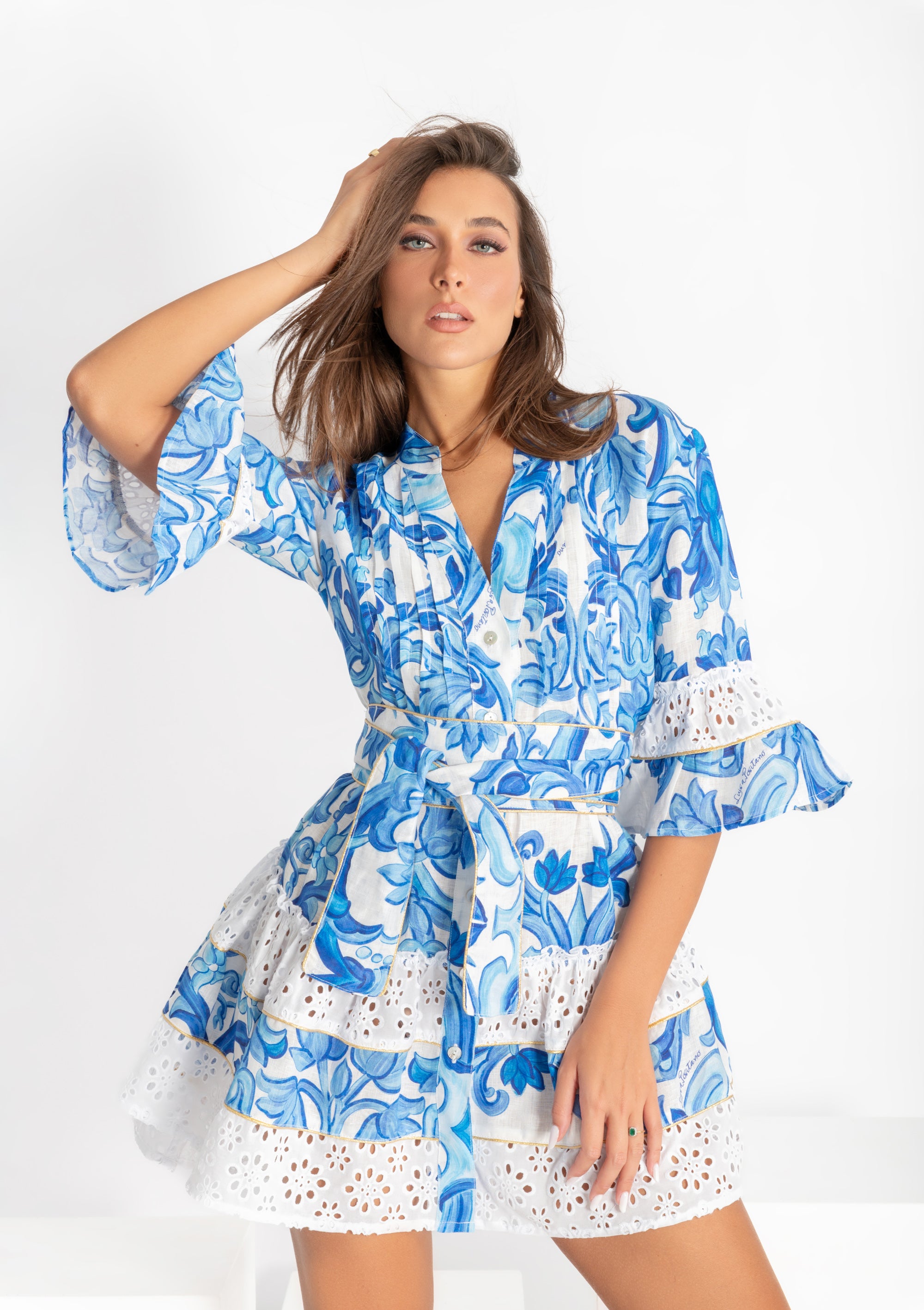 Fame short dress with gold-edged belt and Sangallo lace inserts in blue painting-print linen