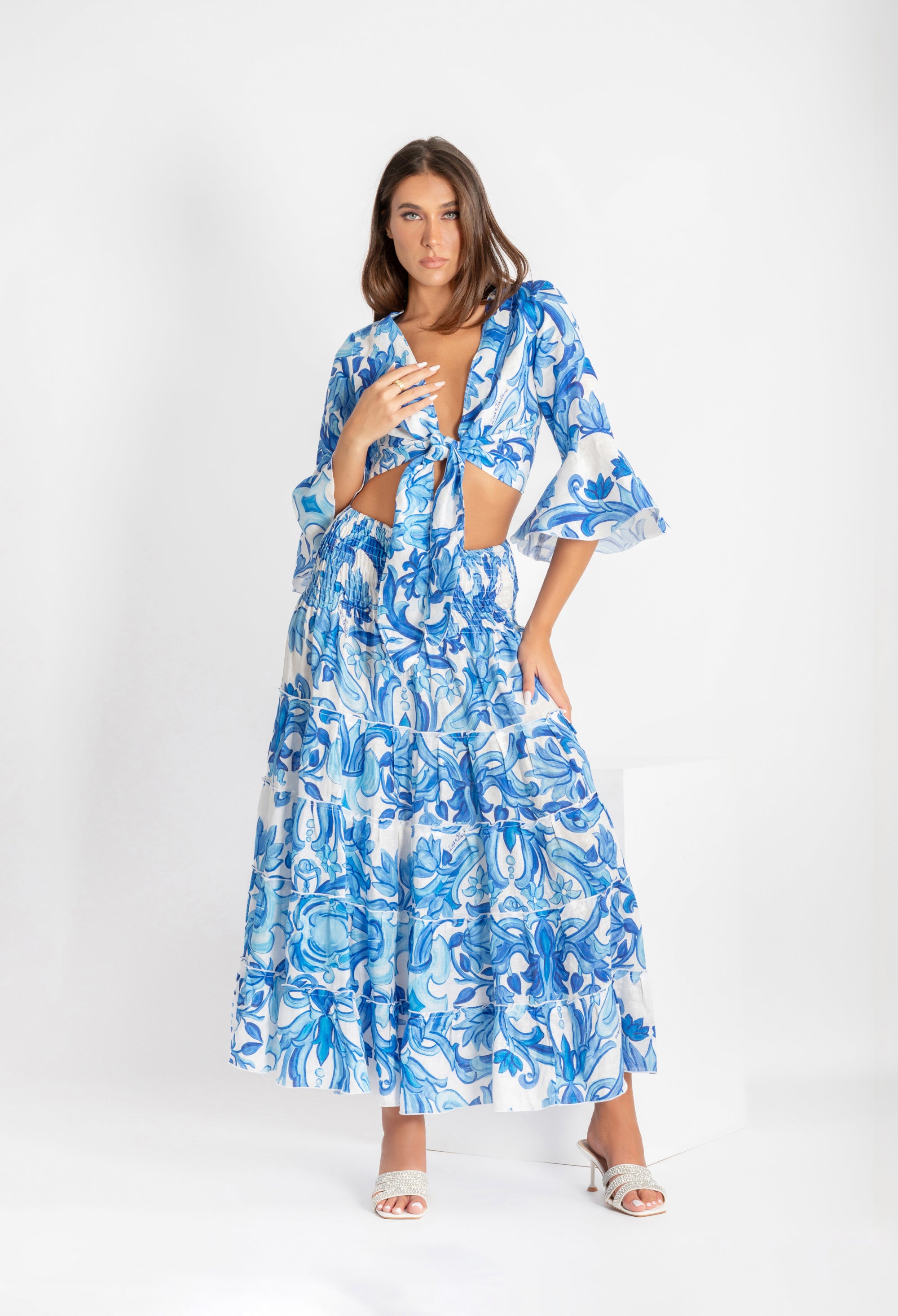 complete Orione knotted top and Hedy flounced skirt in blue painting print linen