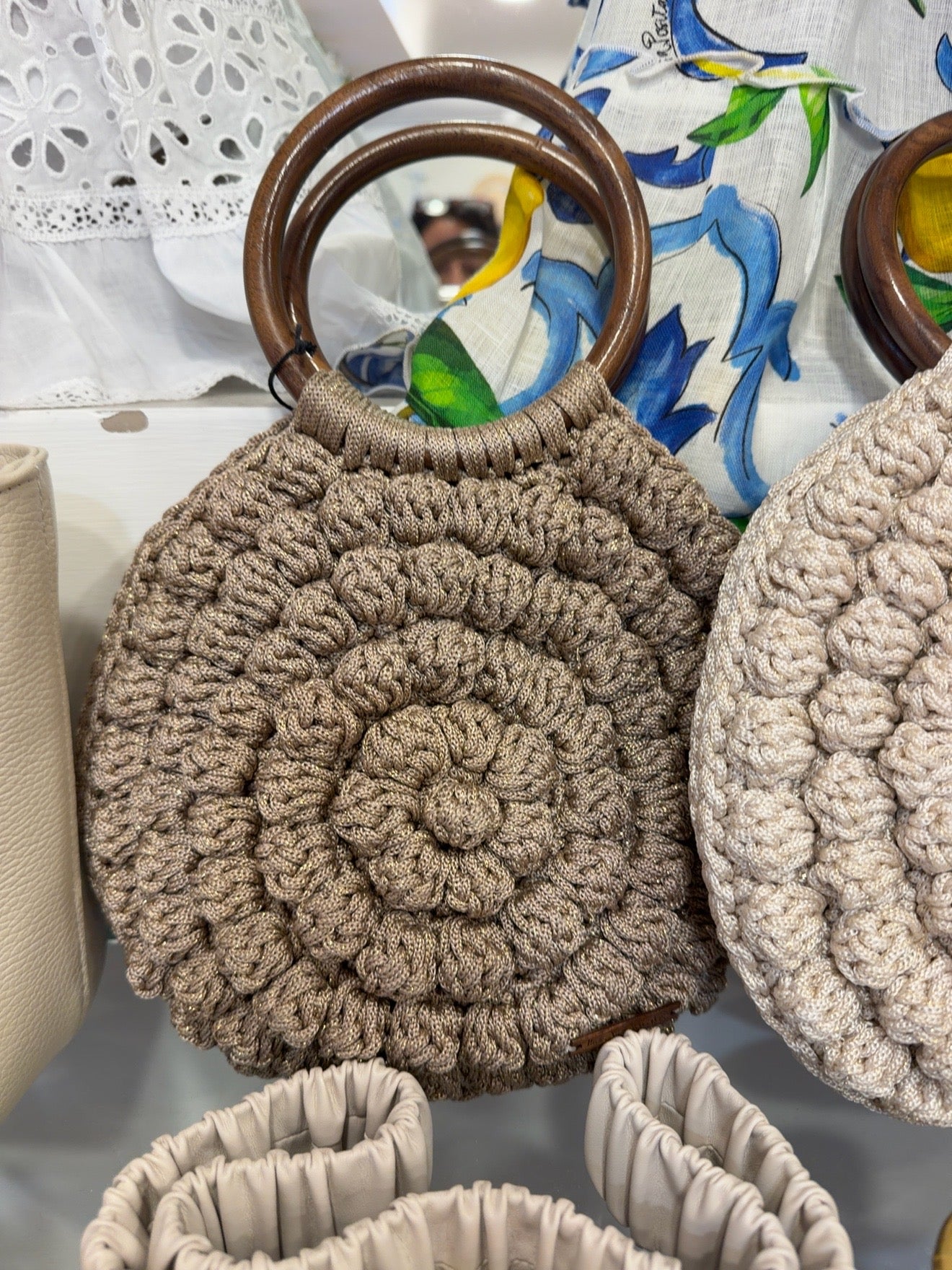 Borsa rotonda uncinetto tortora manici legno